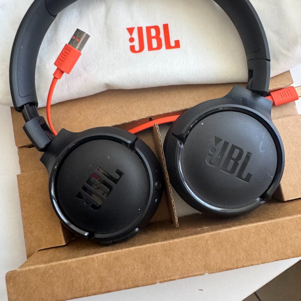 JBL Tune 520BT Wireless Headphones Black Bluetooth 57H Battery Open Box - Picture 2 of 10